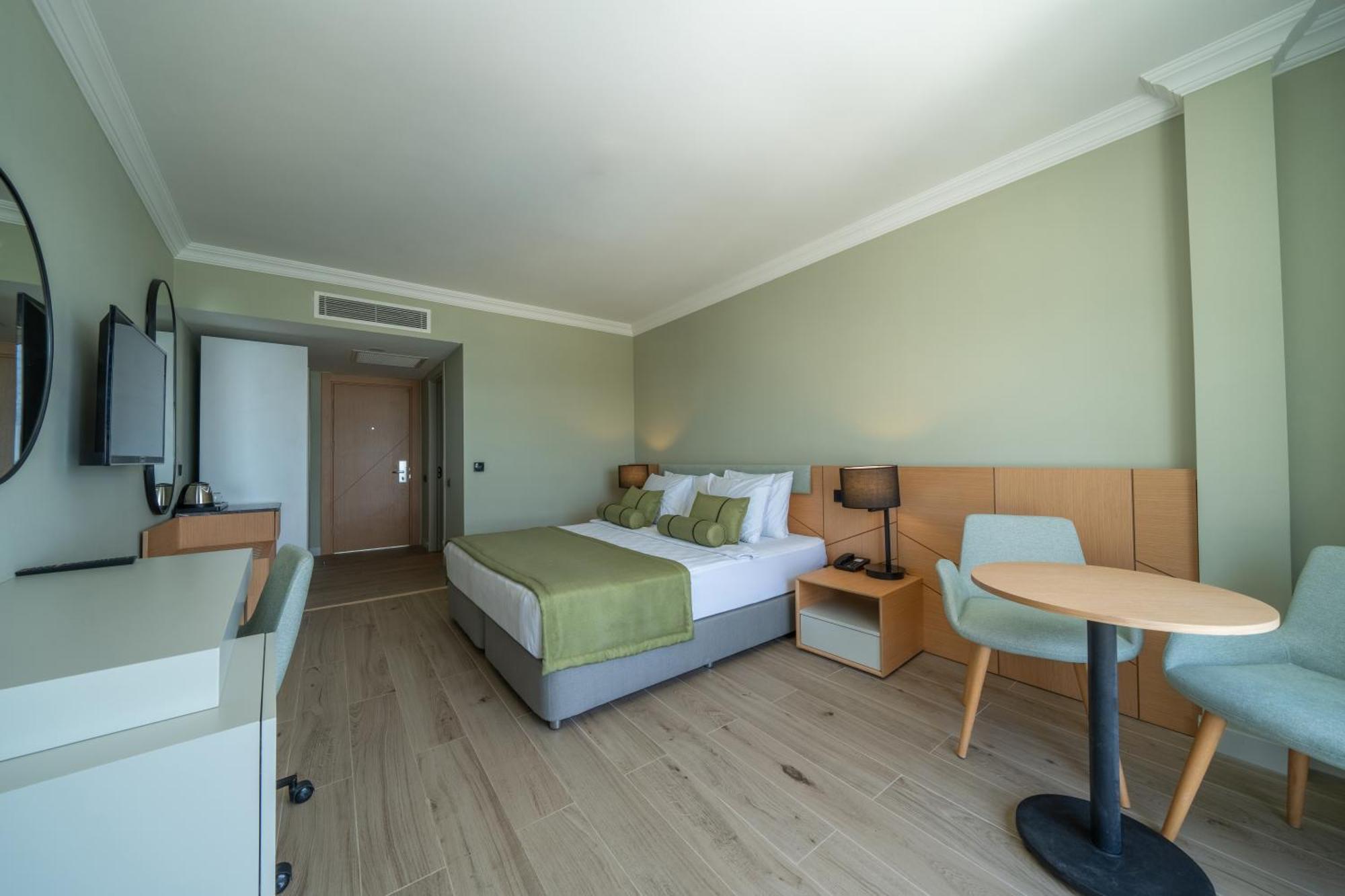 Deluxe tweepersoonskamer met balkon en uitzicht op zee